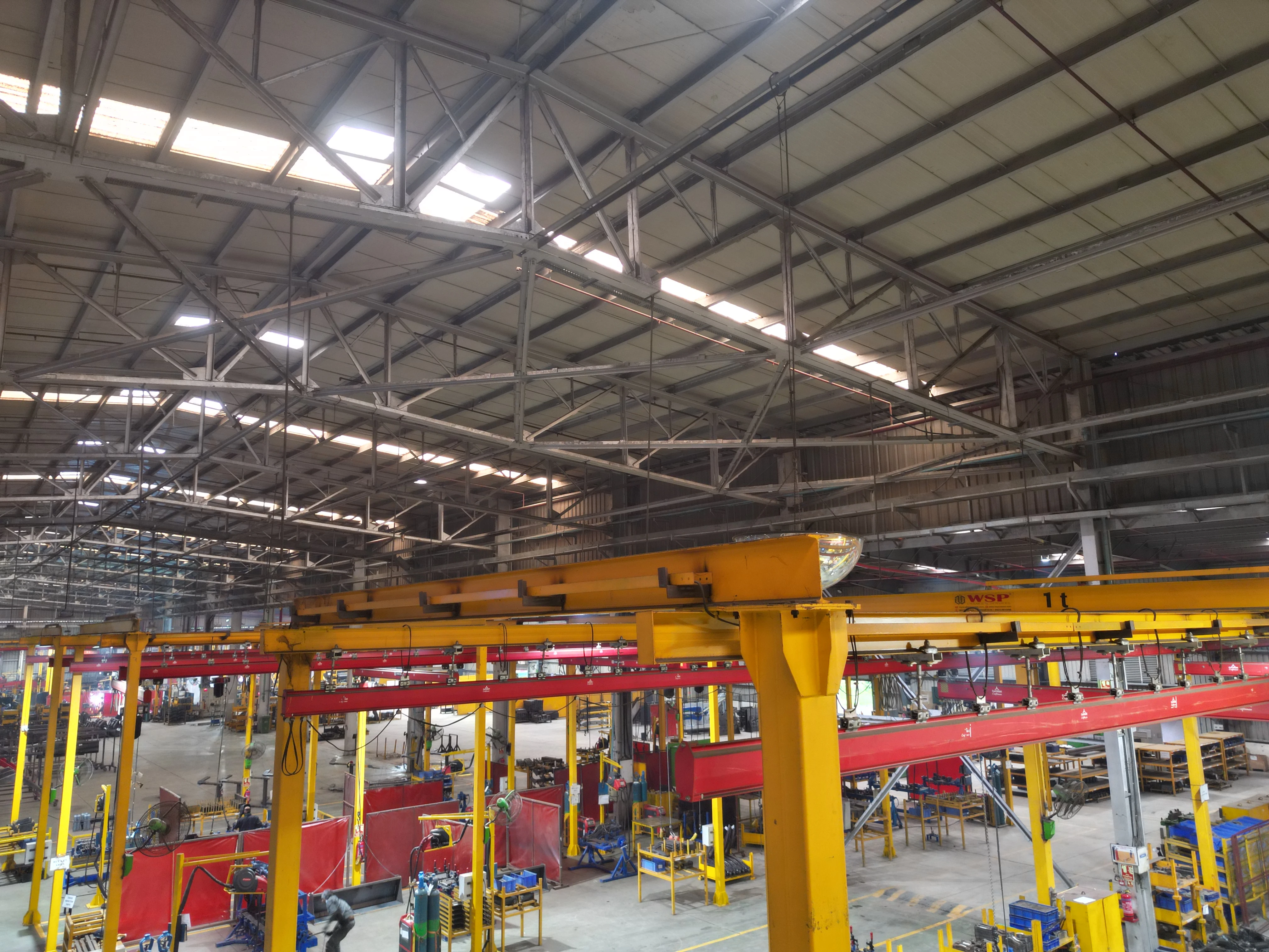 Workstation jib and rail handling setup for precise local lifting