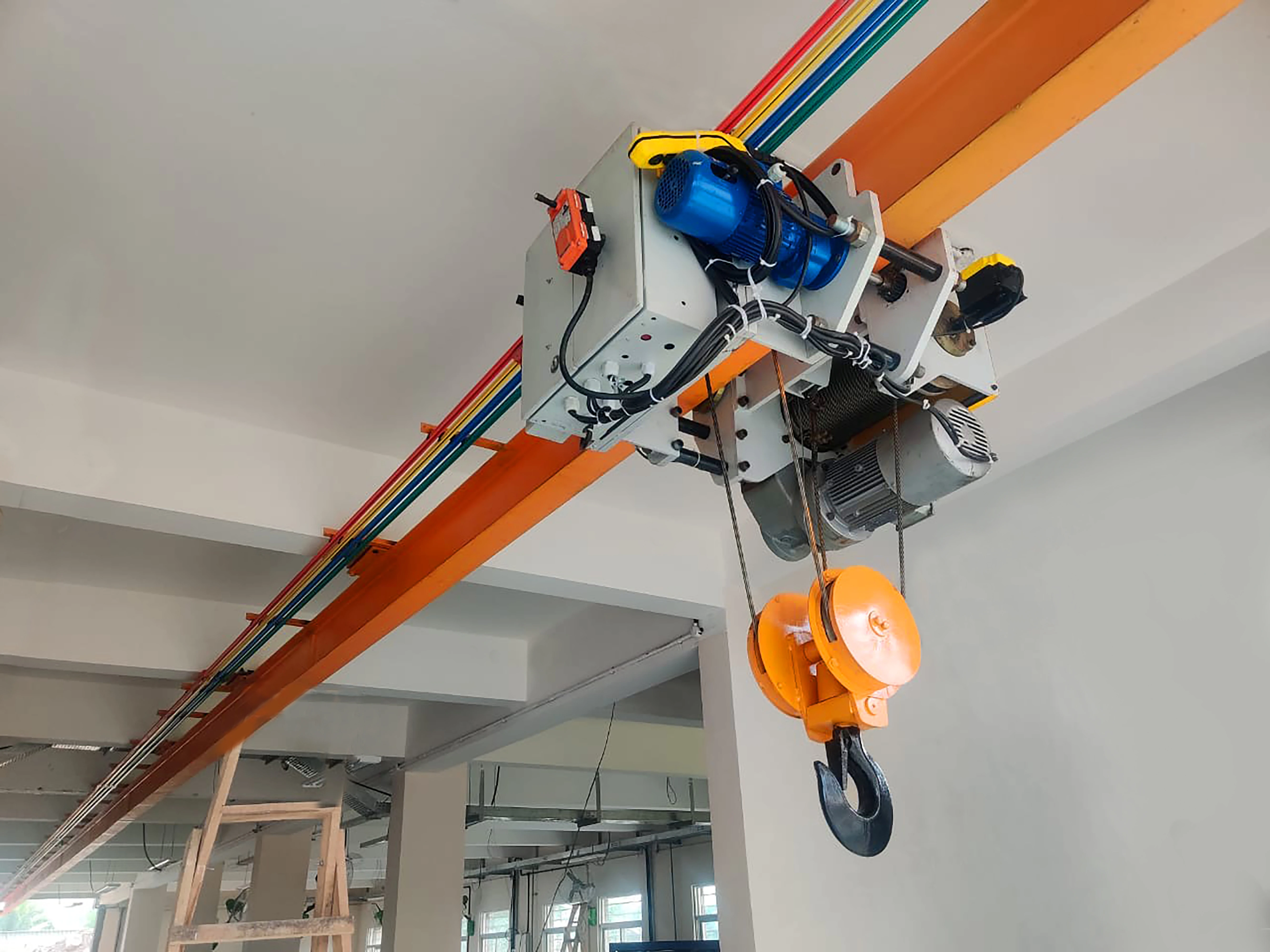 Straight monorail crane for point to point material movement